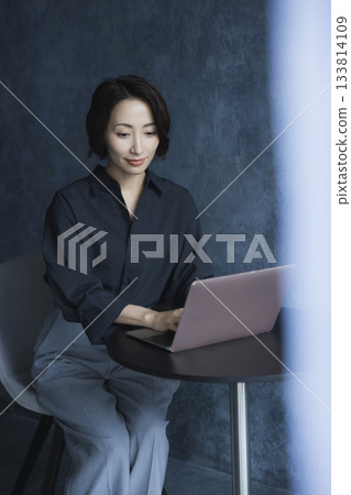 A woman using a computer 133814109