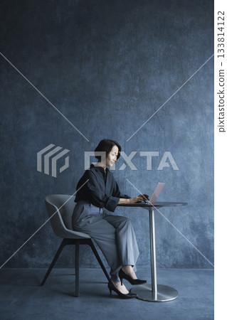 一個女人使用電腦 133814122