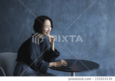 一個女人使用電腦 133814130
