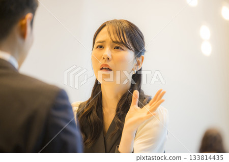 飯店餐廳裡的一對情侶 133814435