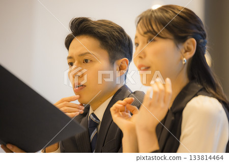 飯店餐廳裡的一對情侶 133814464