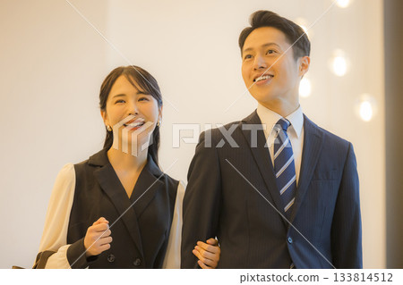 飯店餐廳裡的一對情侶 133814512