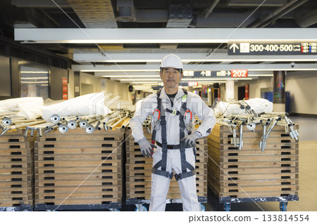 工人穿著全套安全帶 133814554