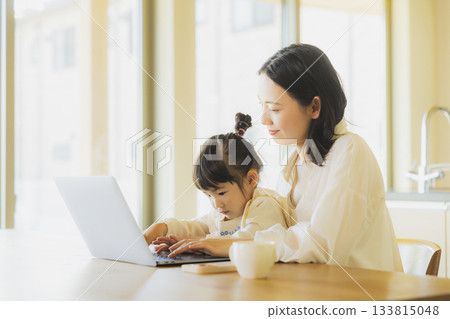 Parent-child watching personal computer in the living room 133815048