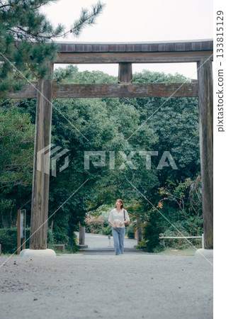 一位女子在神龕前祈禱。 133815129