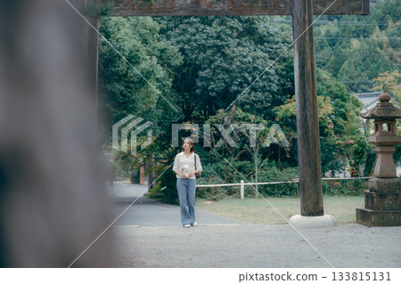 一位女子在神龕前祈禱。 133815131