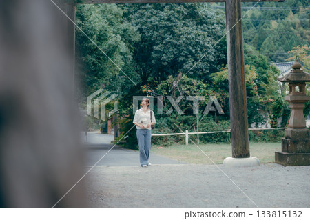 一位女子在神龕前祈禱。 133815132