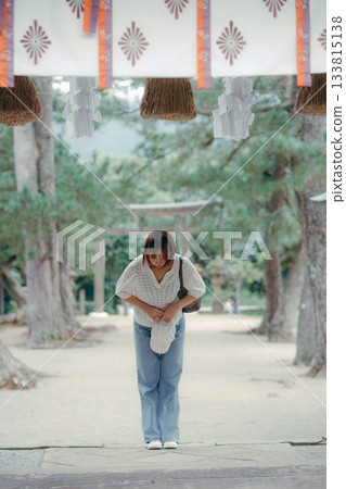 一位女子在神龕前祈禱。 133815138