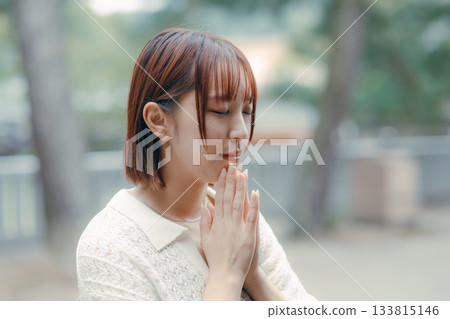 一位女子在神龕前祈禱。 一位女子在神龕前祈禱。 133815146