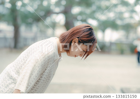 一位女子在神龕前祈禱。 133815150