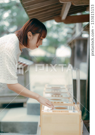 一位女子在神龕前祈禱。 一位女子在神龕前祈禱。 133815153