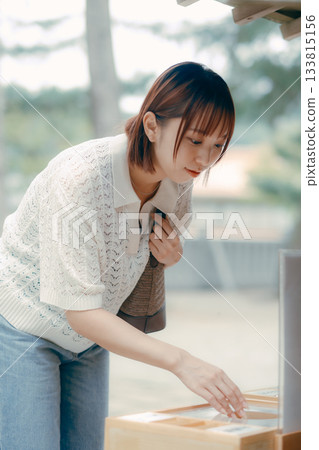 一位女子在神龕前祈禱。 133815156