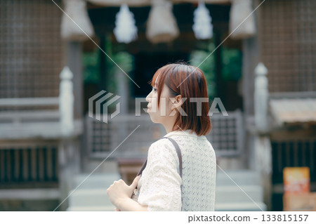 一位女子在神龕前祈禱。 133815157