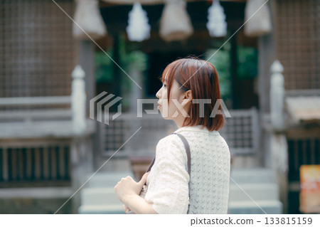 一位女子在神龕前祈禱。 133815159