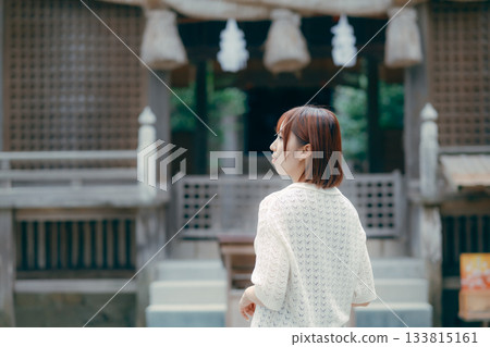 一位女子在神龕前祈禱。 133815161