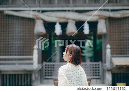 一位女子在神龕前祈禱。 133815162