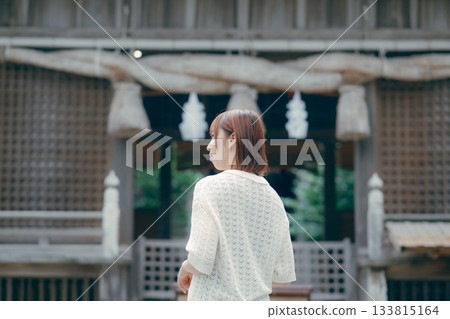 一位女子在神龕前祈禱。 133815164