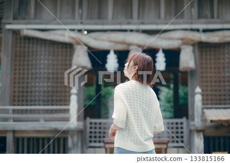 一位女子在神龕前祈禱。 133815166