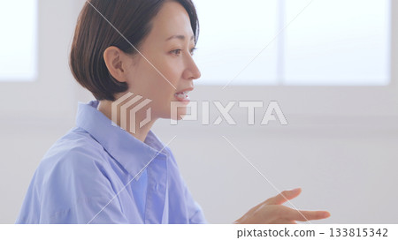 A woman making a meeting 133815342