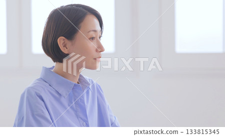 A woman making a meeting A woman making a meeting 133815345