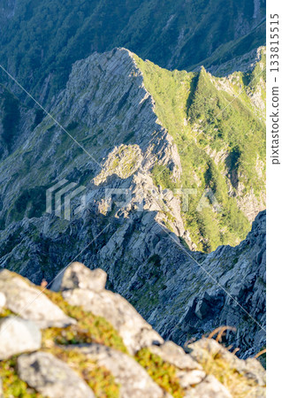 清晨從北穗高山屋的露台上眺望長谷川峰。攀登北阿爾卑斯山北穗高山 133815515
