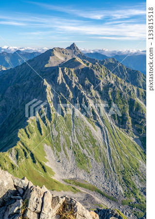 清晨從北穗高山屋的露台上眺望槍岳。攀登北阿爾卑斯山北穗高山 清晨從北穗高山屋的露台上眺望槍岳。攀登北阿爾卑斯山北穗高山 133815518