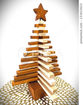 11 warm Christmas displays with wooden trees 11 warm Christmas displays with wooden trees 133815623