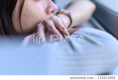 窗邊，一位女子沉思的臉部特寫 133815668