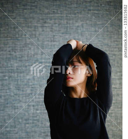 年輕女子在深色背景前擺姿勢 133815682