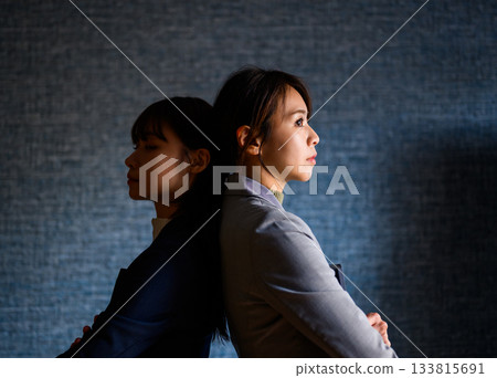 兩個性格衝突的女商人，接踵而至的緊張局勢 133815691