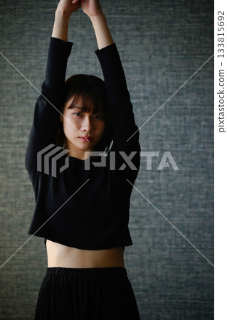 年輕女子舉起雙臂擺姿勢 133815692