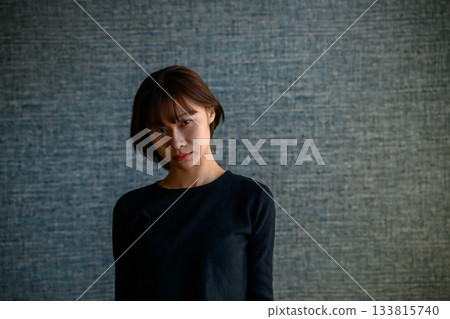 一位表情悲傷的年輕女子的肖像 133815740