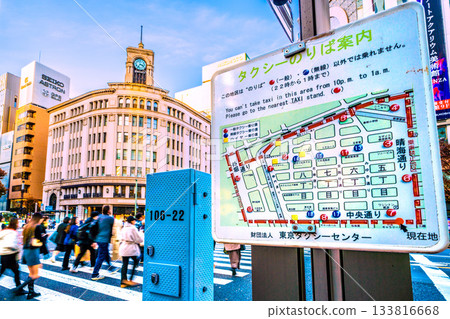 十二月的日本東京城市景觀…銀座上計程車川流不息…有些區域禁止計程車通行… 十二月的日本東京城市景觀…銀座上計程車川流不息…有些區域禁止計程車通行… 133816668