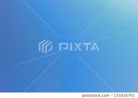 延伸入藍天的飛機雲彩 133816701
