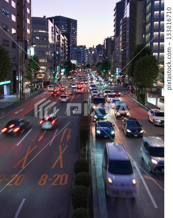 靖國通和神田淡路町交叉口的夜景。城市景觀（2025 年 11 月） 133816710