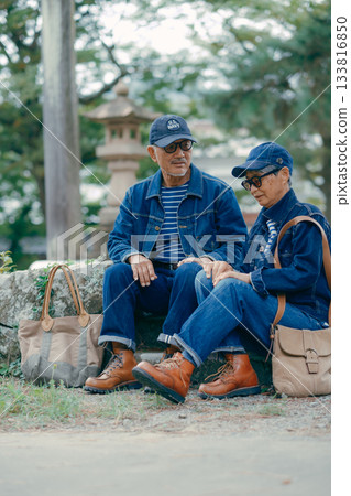 一對老年夫婦參拜神社 一對老年夫婦參拜神社 133816850