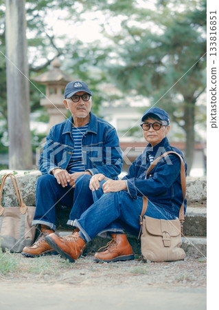 一對老年夫婦參拜神社 133816851