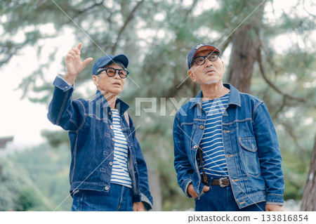 一對老年夫婦參拜神社 133816854