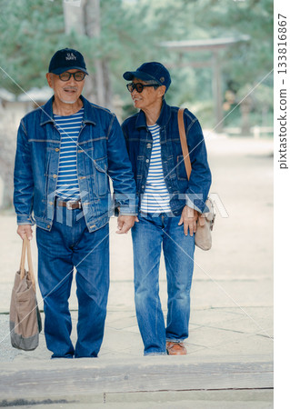 一對老年夫婦參拜神社 133816867