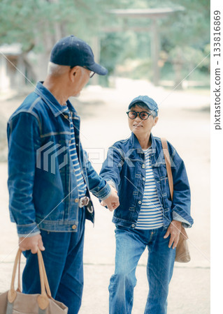一對老年夫婦參拜神社 133816869
