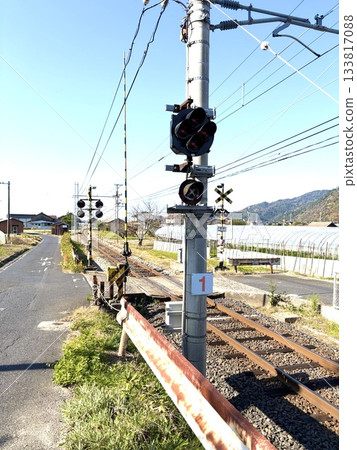 從鐵路道口看到的鐵軌 從鐵路道口看到的鐵軌 133817088
