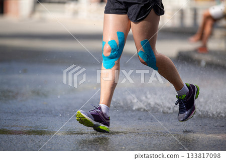 Female runner legs 133817098