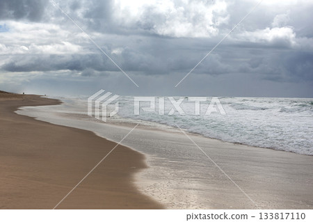 The ebb and flow of the tide on the shore 133817110