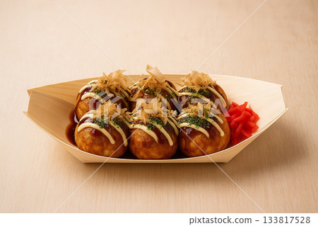 烤蔬菜茄子沙拉，盛於八角形盤子中 133817528