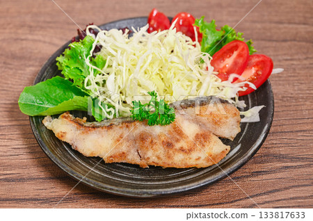 晚餐吃香煎鱈魚 133817633
