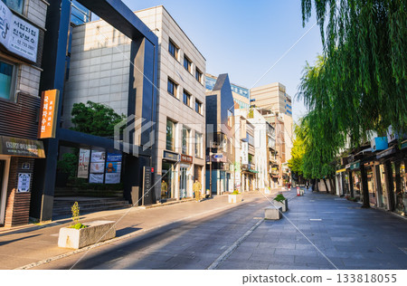 首爾仁寺洞主街的清晨景色 133818055