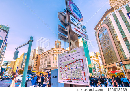 十二月的日本東京街景…許多計程車正穿越銀座…有些區域禁止計程車通行… 133818389
