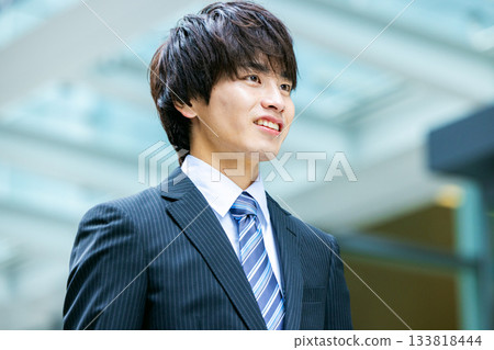 穿著西裝的年輕人 133818444