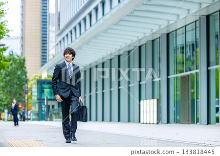 穿著西裝的年輕人 133818445