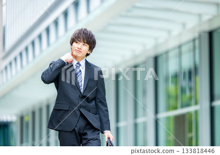 穿著西裝的年輕人 133818446